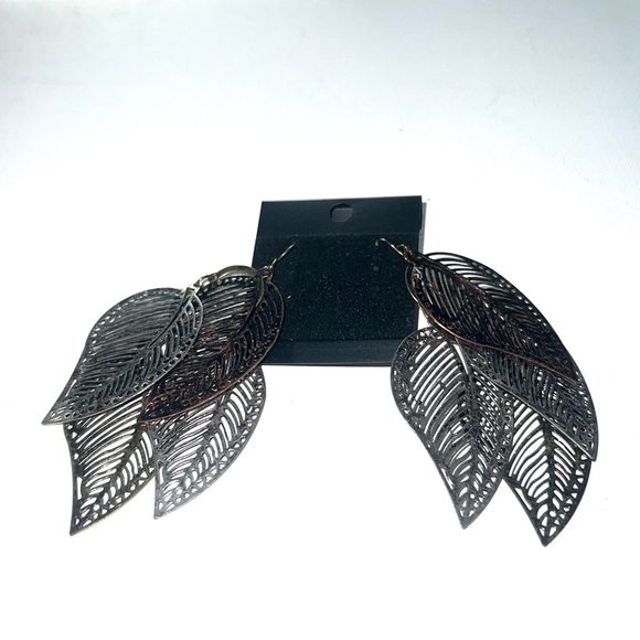 ♦️ 
Elegant Silver and Bronze Leaf‎ Earrings - Picture 1 of 3